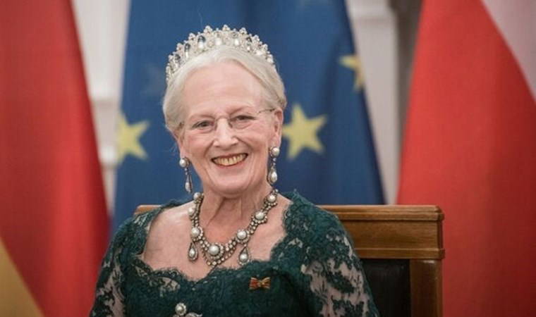 Bir ilki gerçekleştirdi: Tahtı oğluna bıraktı