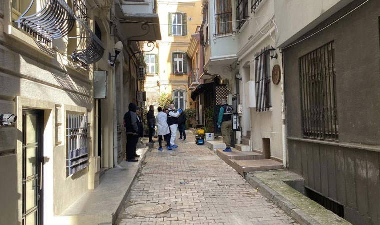 Galata’da şüpheli ölüm: Bir turist ölü bulundu, diğeri hastaneye kaldırıldı