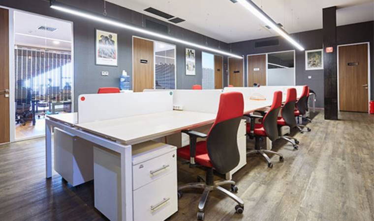 Masa başında çalışanlar dikkat! Uzmanı uyardı: 'Kısa molalarda bile egzersiz yapmalı'