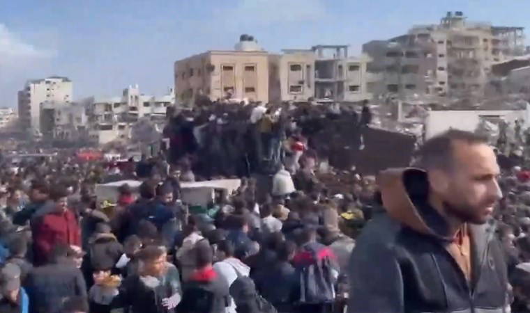 Gıda almak için toplanmışlardı