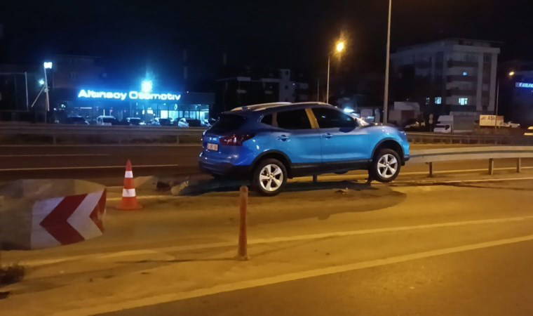 Kocaeli'nde ilginç kaza: Araç bariyerde askıda kaldı, sürücü olay yerinden gitti