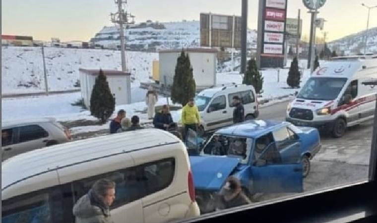 Park halindeki araçlara çarptı... 2 kişi yaralandı!