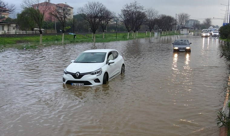 Aydın'ı sağanak vurdu: Yollar göle döndü!