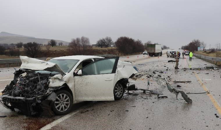 Elazığ'da feci kaza... Otomobil ile panelvan çarpıştı: Yaralılar var!