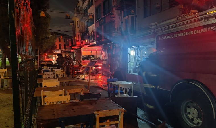 Beyoğlu’nda 4 katlı apart otelde korkutan yangın!