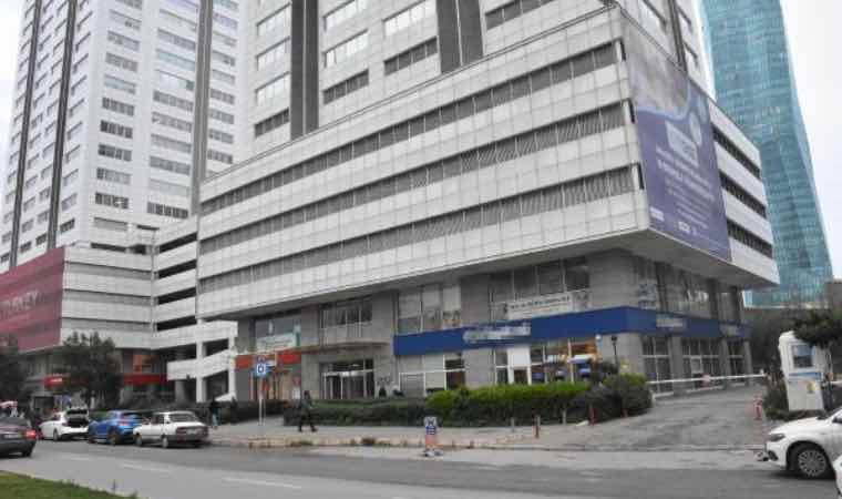 Reklam tabelası asarken vincin zinciri koptu: 2 işçi hayatını kaybetti!