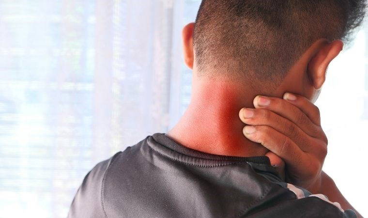 Uzmanından boyundaki kitlelere karşı uyarı: Yoğun sigara ve alkol kanser riskini kat kat yükseltiyor