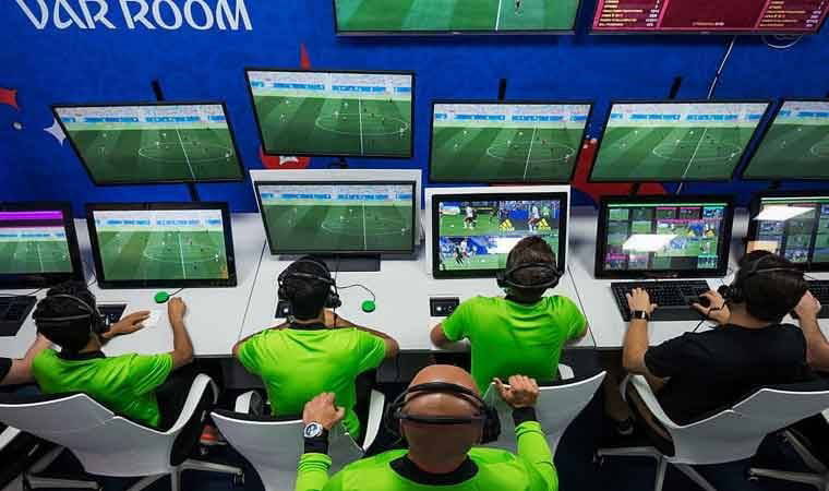 FIFA ve IFAB'dan izin alındı! Hakem ve VAR konuşmaları, stadyumda canlı dinletilecek!