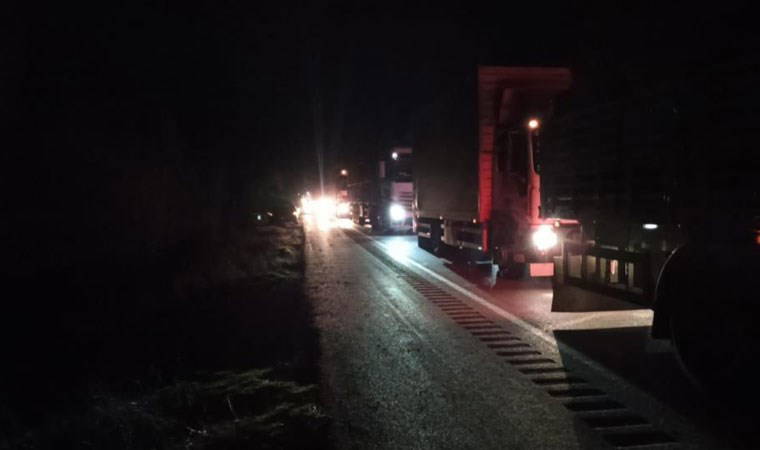 Akaryakıt yüklü tanker devrildi: Çorum-Ankara karayolu trafiğe kapatıldı