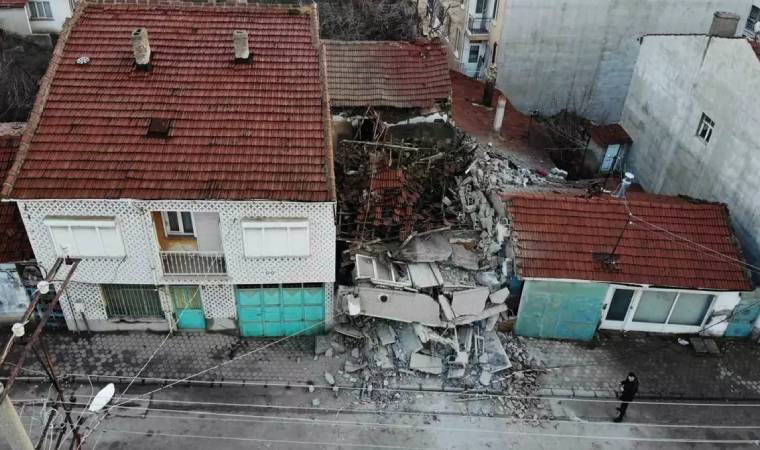 Eskişehir'de kullanılmayan iki katlı bina çöktü