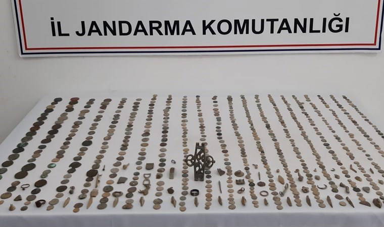 Mezarlık işçisinin evinden yüzlerce tarihi eser çıktı