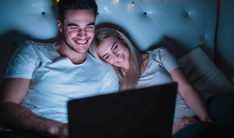 Romantik bir film gecesi mi planlıyorsunuz? İşte sevgilinizle izleyebileceğiniz 10 romantik film önerisi...