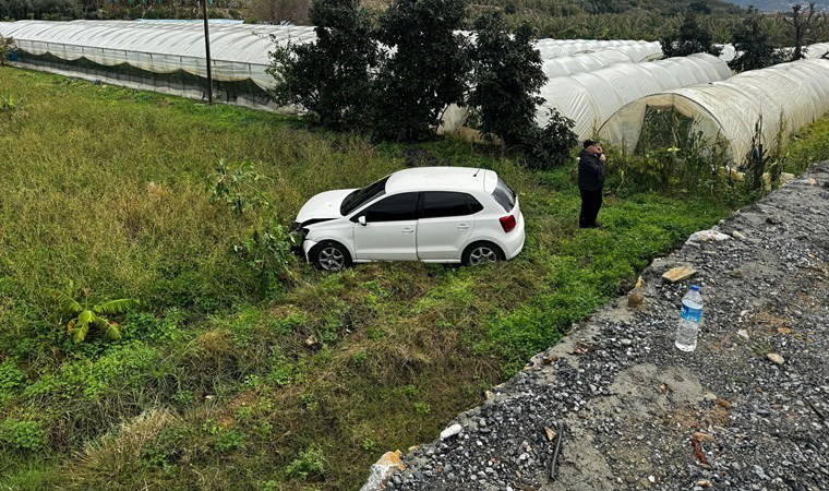 Direksiyon hakimiyetini kaybetti: İstinat duvarını aşıp tarlaya uçtu