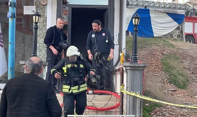 Apartmanda korkutan yangın... 2 kişi mahsur kaldı!
