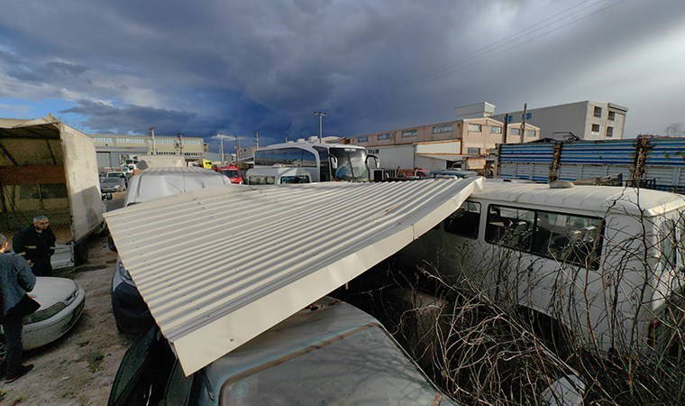 Lodos çatıyı yediemin otoparkına uçurdu: 3 araç zarar gördü