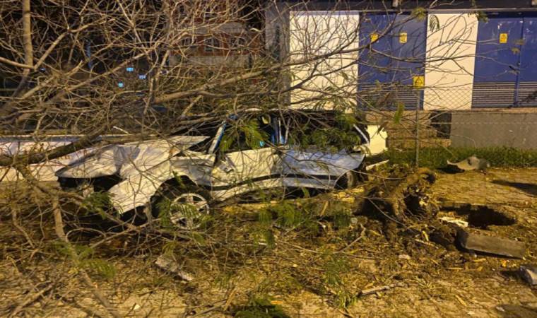 Adana'da iki otomobil çarpıştı: Yaralılar var!