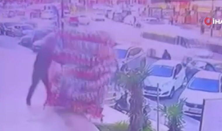 İşten çıkarıldı... Marketin cips standını devirdi!