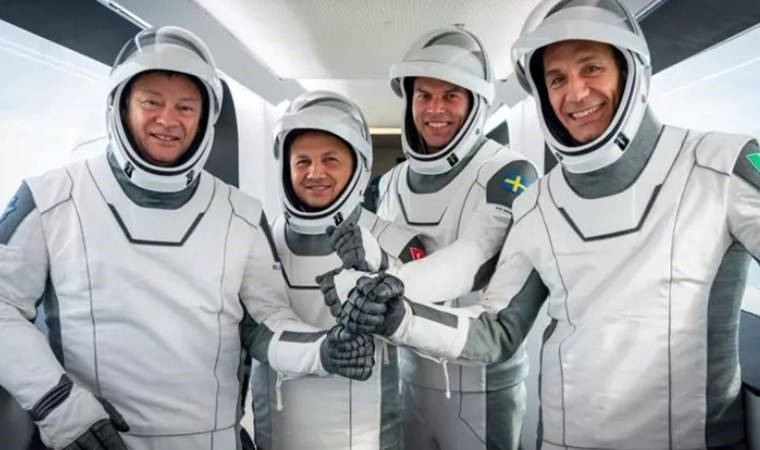İlk Türk astronot Alper Gezeravcı uzayda: Dragon kapsülü 12.45'te kenetlenecek
