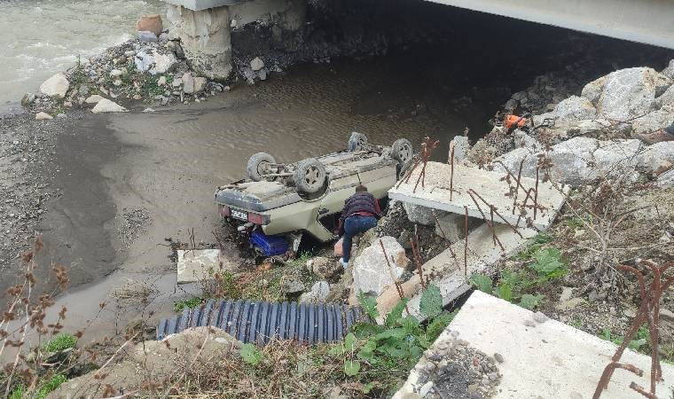 Kontrolden çıkan araç 3 metre yükseklikten çaya uçtu: Yaralılar var!