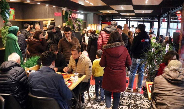 'Bedava'yı duyan koştu, tantuni izdihamı işyerinin dışına taştı