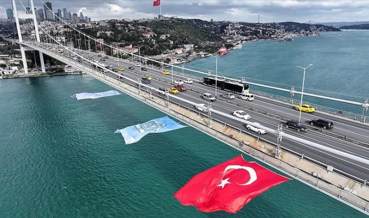 İlk Türk astronot Alper Gezeravcı için 15 Temmuz Şehitler Köprüsü'ne Türk bayrağı asıldı