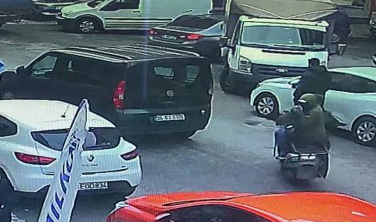 Sultangazi'de silahlı saldırı! Anbean kameraya yansıdı...