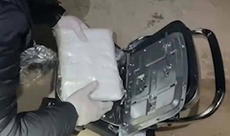 Pes dedirten yöntem! Bagajdaki elektrikli süpürgeden ve tost makinesinden 'uyuşturucu' çıktı