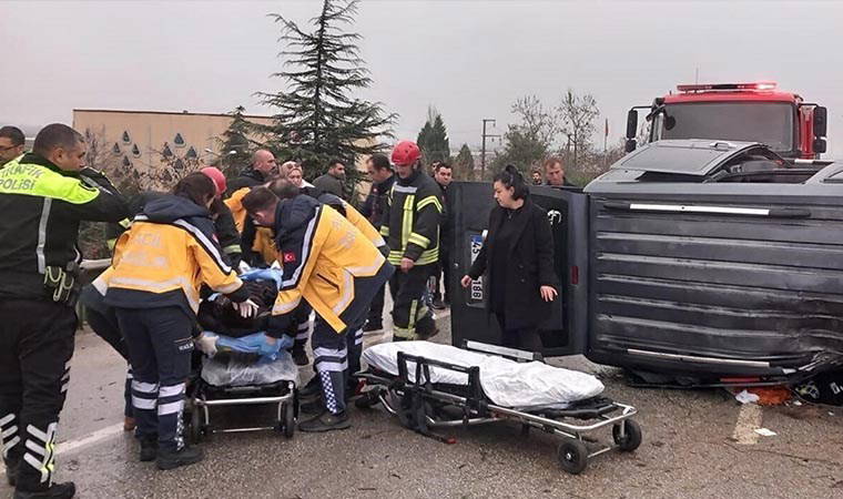 Manisa'da feci kaza... Takla atıp karşı şeride geçen kamyonet iki otomobile çarptı: 5 yaralı