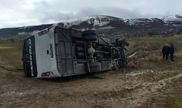Yolcu midibüsü şarampole devrildi: Yaralılar var!