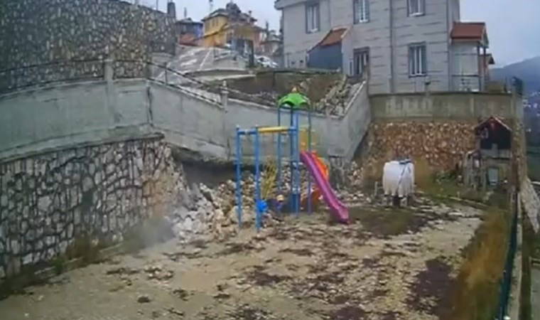Tokat'ta çocuk parkında istinat duvarı çöktü