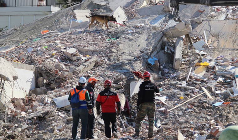 İzmir depreminde 11 kişiye mezar olmuştu...