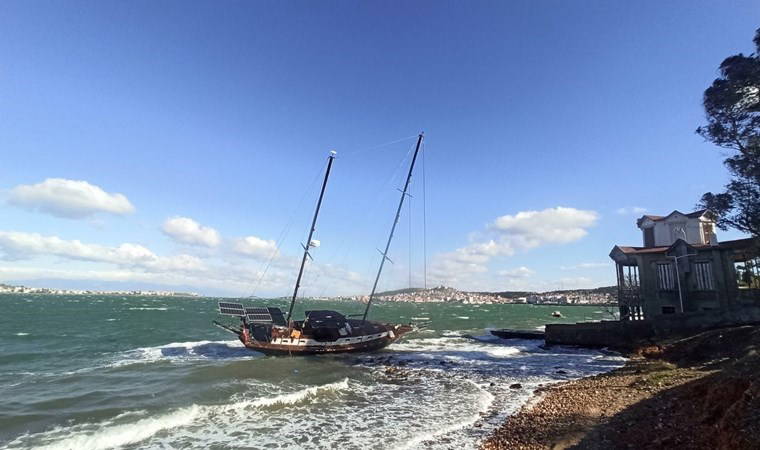Ayvalık'ta fırtına: Yelkenli tekne karaya oturdu