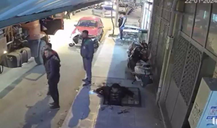 Telefona bakarak yürürken rögara düştü