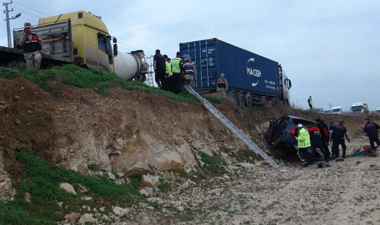 Beton mikseri ile otomobil çarpıştı: 2 ölü