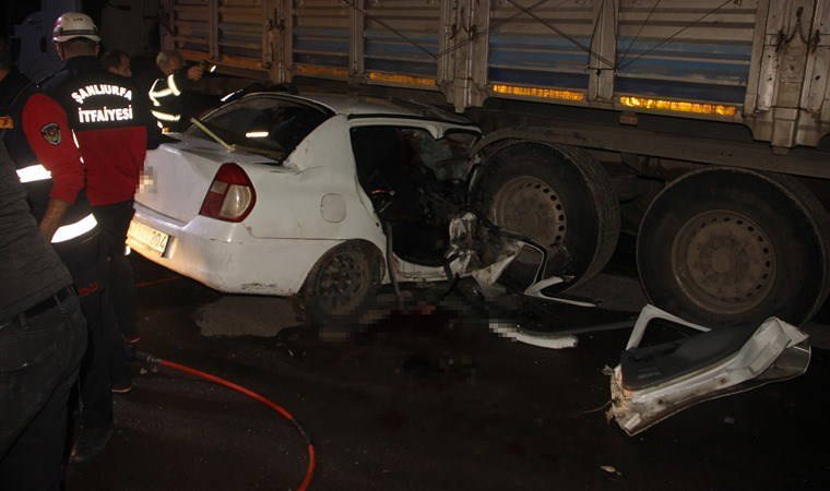 Şanlıurfa’da feci kaza… Otomobil tırın altına girdi!