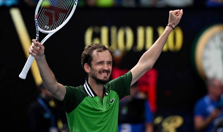 Avustralya Açık'ta 4 saat süren maçta yarı final biletini alan Daniil Medvedev oldu!