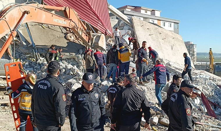 Son dakika... Kahramanmaraş'ta ağır hasarlı bina iş makinesinin üzerine çöktü: Operatör enkaz altında kaldı!