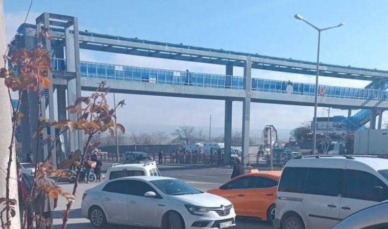 Üst geçidin altından karşıya geçen aileye otomobil çarptı; 3 ölü, 1 yaralı