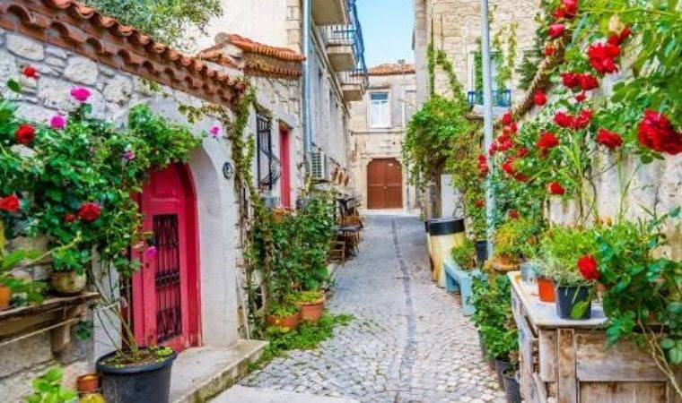 Renkli sokakları ve begonvilleriyle büyüleyen bir cennet: Alaçatı