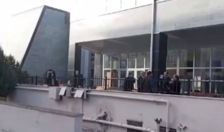 Deprem paniğiyle balkondan atladı