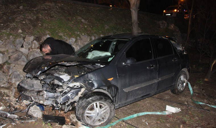 Otomobil kontrolden çıktı: Hamile sürücü ölümden döndü