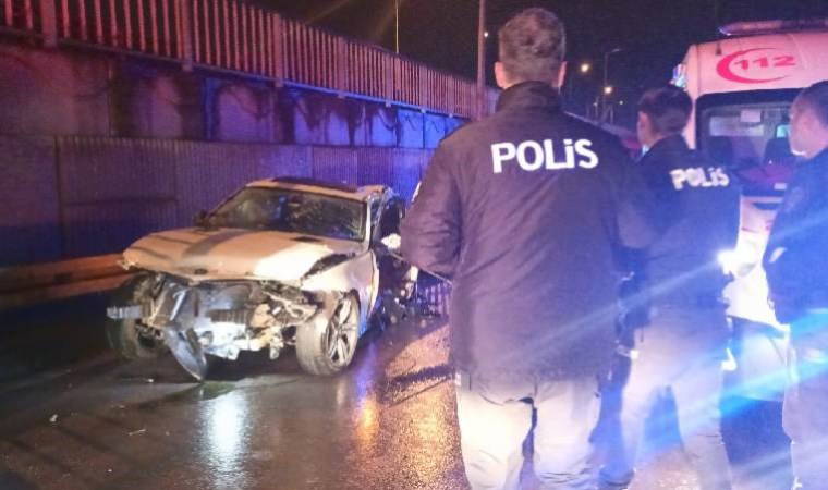 Yol ayrımındaki bariyere çarpan araç hurdaya döndü: 2 kişi hayatını kaybetti!
