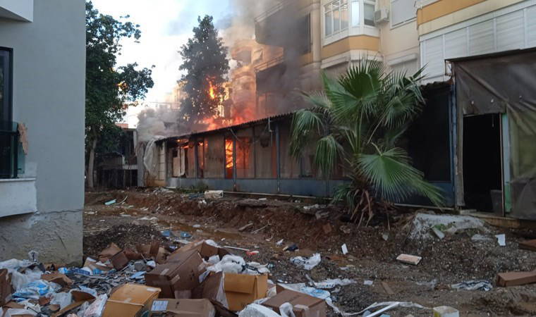 Boş restoranda yangın çıktı, mahalleli isyan etti: 'Herkesin evi kül oldu'