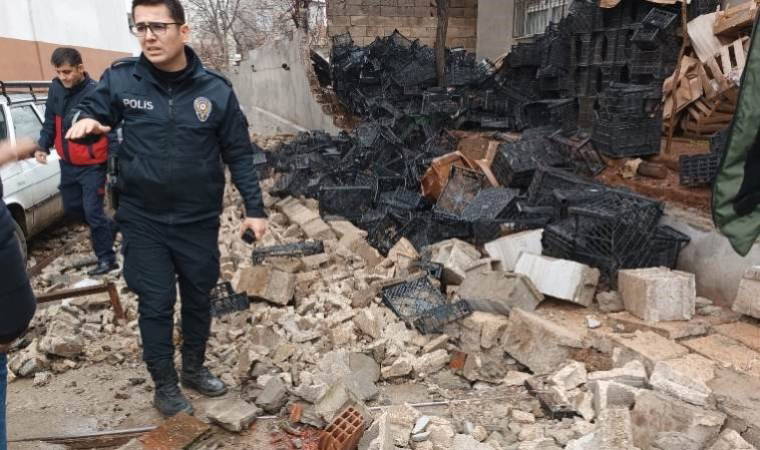 Şanlıurfa'da iki metrelik bahçe duvarı çöktü, 2 çocuk altında kaldı!
