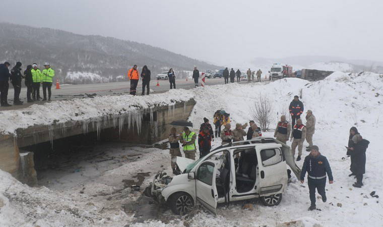 Son dakika... Erzincan'da hafif ticari araç ile midibüs çarpıştı: 1 ölü, 6’sı asker 9 yaralı