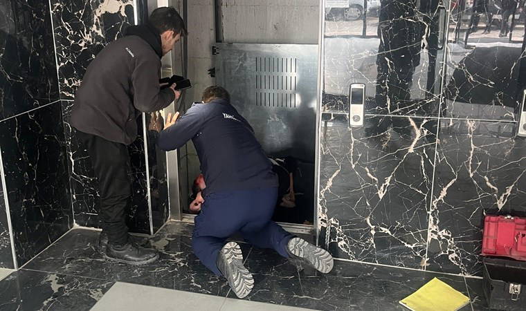 İşçi düşen asansörün altında kaldı!