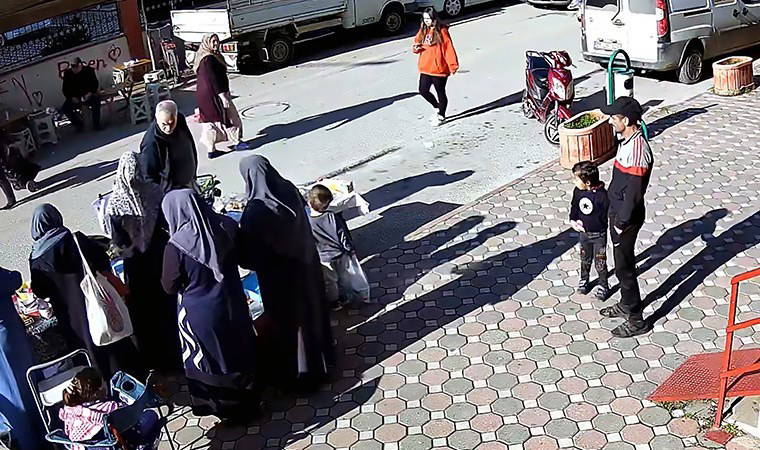 Çocuğuyla pazarda gezip, kadının cep telefonunu çaldı