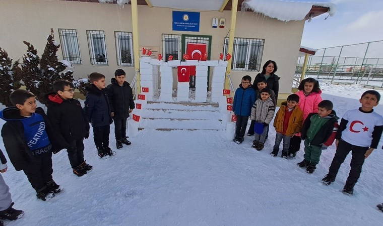 Kardan Anıtkabir yapıp önünde İstiklal Marşı'nı okudular