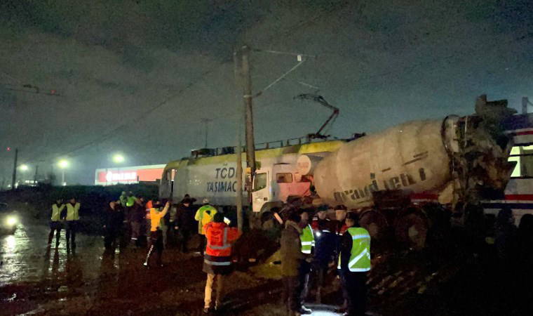 Tekirdağ'da feci olay... Yolcu treni, hemzemin geçitte beton mikserine çarptı; 1 yaralı