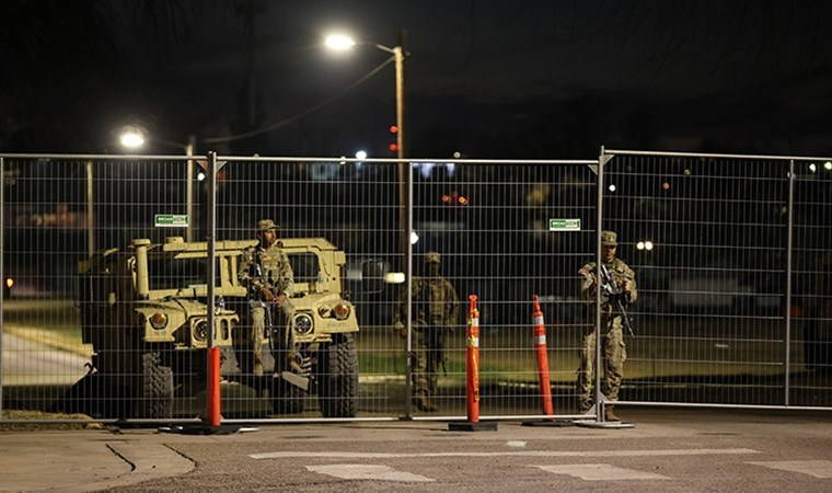 Teksas krizi sürüyor: Sınıra zırhlı araçlar taşındı